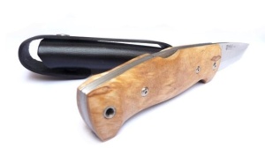 Briceag Helle Bleja – Instrument pliabil premium cu lamă de 85mm din oțel triplu laminat, mâner din mesteacăn buclat și mecanism de blocare ultra-robust.