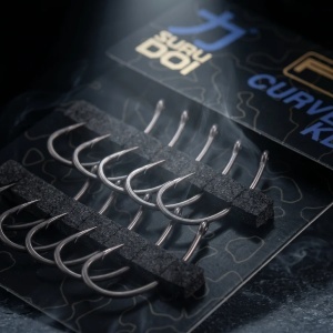 Carlige crap PB Products Surudoi Curved KD PTFE din otel japonez forjat cu tija curbata continua pentru monturi KD Rig.