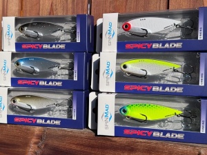 Cicadă Spinmad Spicy Blade King 7.2cm 24g – detaliu sistem de reglaj cu 3 puncte și ancore VMC.