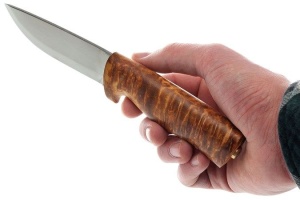 Cutit Helle Eggen cu lama inox triplu laminata de 101mm si maner din mesteacan cret, livrat cu teaca din piele naturala