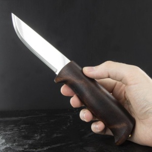 Cutit Helle Gro cu lama Sandvik 12C27 de 93mm si profil scandi, maner din mesteacan vopsit si teaca din piele naturala.