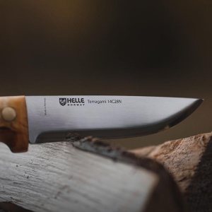 Cutit Helle Temagami 14C28N cu lama de 110mm si muchie 90° pentru amnar, maner din mesteacan buclat si teaca piele naturala.