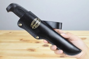 Cutit Marttiini Condor Drop Point cu lama inox de 90mm si maner Zytel negru, livrat cu teaca din piele, fabricat in Finlanda.