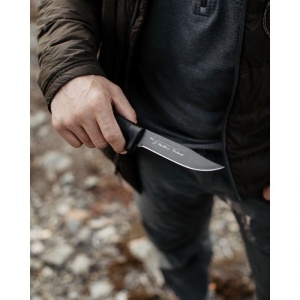 Cutit Marttiini Condor Trailblazer cu lama neagra Martef, maner cauciucat si amnar de supravietuire langa teaca de piele.