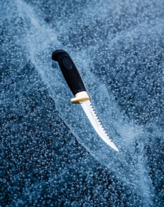 Cutit Marttiini Fishermans Condor cu lama inox de 110mm si zimti pentru solzi, maner cauciucat si teaca din piele, ideal pentru pescari.