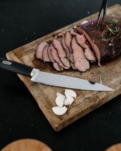 Cuțit Marttiini Roast Knife – Lamă de 19.5cm din oțel inoxidabil, mâner sintetic antialunecare și design ergonomic pentru felierea precisă a fripturii.