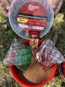 Găleată nadă Benzar Mix Instant Groundbait Set 3kg, cu nadă specifică și aditivi lichizi incluși, concepută pentru pescuit eficient la crap, amur, fitofag și method feeder.