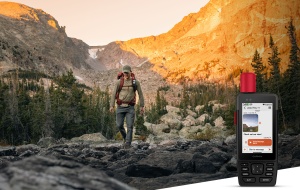 Garmin GPSMAP H1i Plus – dispozitiv GPS premium cu ecran tactil 3,5", tehnologie satelitară inReach®, camere integrate, hărți TopoActive și navigație multi-GNSS. Construcție MIL-STD-810, autonomie extinsă și funcții avansate pentru expediții, vânătoare și
