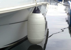 Geamandură gonflabilă hidrodinamică Polyform seria HL2 de culoare roșie, cu formă cilindrică tip glonț și nervuri longitudinale, fabricată în Norvegia din Marine Grade Vinyl, echipată cu supapă etanșă V10 și ochi de prindere ranforsat de 22mm.