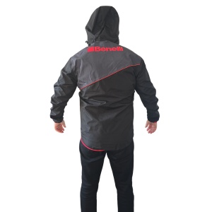 Jachetă impermeabilă de ploaie Benelli Black Rain negru cu glugă integrată și fermoare etanșe.