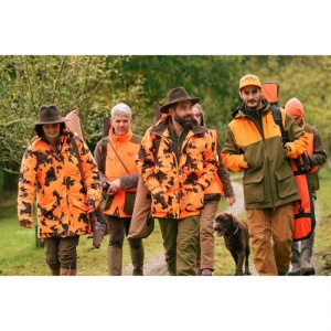 Jacheta de vanatoare Blaser Stealth 2L Blaze Camo, rezistenta la vant si apa, cu buzunare magnetice si vizibilitate certificata pentru vanatoare.
