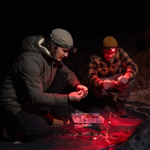 Lanternă frontală Ledlenser HF6R RGB Camo 900 lumeni cu senzori Adaptive Light Beam, lumini RGB și carcasă din aluminiu IP67.