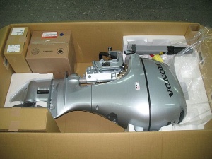 Motor barcă Honda BF20DK2 LHU 20CP cu cizmă lungă 563 mm, comandă la eche, pornire manuală, elice aluminiu 4 pale, port încărcare 6A, greutate 49,5 kg.