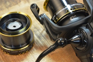 Mulineta Benzar Concourse Method Feeder 8500QD cu tambur long cast shallow si frana rapida Quick Drag pentru distante mari.