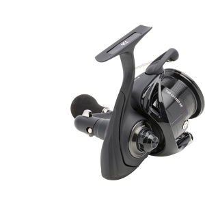 Mulineta Daiwa 24 TDR 4012QD AB evidențiind noul rotor Airdrive și manivela cu pliere rapidă.
