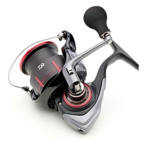 Mulineta Daiwa 25 TDM QD – corp aluminiu, rotor Airdrive DS5, sistem QD Quick Drag, tambur ABS Long Cast, 5 rulmenți și mâner One Touch Folding. Ideală pentru match și feeder.