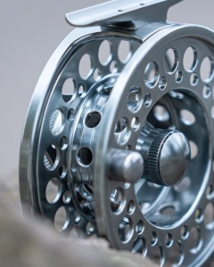 Mulineta Daiwa Silvercreek 5/6 – corp CNC, frână fină, greutate redusă, ideală pentru pescuitul la muscă în stil premium.