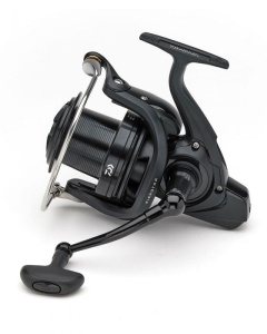 Mulineta Daiwa Windcast 5500 QDA – Big Pit pentru pescuit la crap, cu frână Quick Drag, tambur long cast din aluminiu și așezare uniformă a firului.