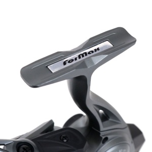 Mulinetă Formax Aries Long Cast 6500 – Vedere de profil evidențiind tamburul long cast din aluminiu, clipsurile metalice duble și manivela de forță pentru control total.