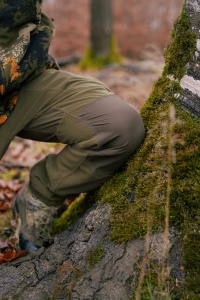 Pantaloni vânătoare Blaser Silence 2L Dark Olive Dark Brown impermeabili și silențioși cu fante de aerisire.