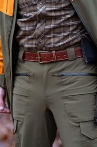 Pantaloni vânătoare Blaser Striker Waterproof Dark Olive, impermeabili și rezistenți la vânt, cu Cordura®, fermoare YKK Aquaguard și ventilație laterală pentru confort maxim