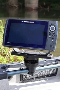 Platformă Suport Sonar Rotativ Railblaza HEXX – Sistem ultra-robust cu două axe de reglare, capabil să susțină sonare de până la 5kg, dotat cu bază HEXX detașabilă.