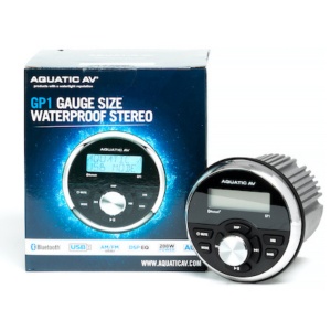 Player Marine Stereo Aquatic GP1 – Unitate audio compactă neagră cu Bluetooth și USB, certificare IP65 și afișaj LCD monocrom, ideală pentru montaj în bordul ambarcațiunilor.