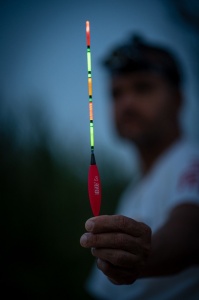 Plută culisantă cu LED iBite Cigar Neon Green, corp waggler din balsa, antenă multicoloră pentru vizibilitate maximă și alimentare cu baterie CR425 – ideală pentru pescuit nocturn