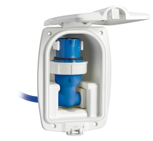 Priză marină articulată R-Evolve Osculati 16A – Panou de lux din inox AISI 316 cu mecanism de exteriorizare a conexiunii și montaj încastrat.
