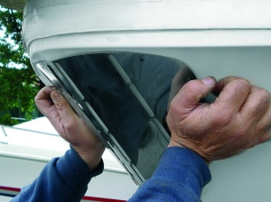 Protecție de provă din inox EVAL 350 x 345 mm, grosime 1.5 mm, scut flexibil reglabile pentru protejarea etravei la acostare și ancorare.