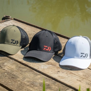 Șapcă tehnică de pescuit Daiwa Pro Performance White/Grey – Model original cu plasă ventilată în spate, margini elastice interioare și logo premium brodat D-Vec, ideală pentru protecție solară la spinning și crap