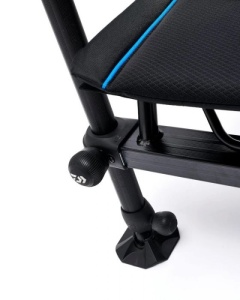 Scaun Feeder Daiwa N'Zon – Detaliu picioare de 36mm cu filet universal și spătar înalt ajustabil pentru confort premium.