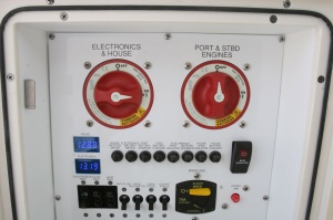 Selector Blue Sea e-Series Dual Circuit Plus – Managementul inteligent care separă motorul de accesorii pentru o siguranță maximă pe apă