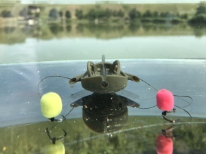 Set Method Feeder + Matriță Cralusso Double Chance 2+1 buc, conceput pentru pescuit cu două momeli diferite, nădire eficientă și lansări precise.
