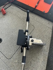 Suport Sondă Live BAM din inox – versiuni electrică, wireless și mecanică, compatibile Garmin și Lowrance, cu sistem de rotire 360° și prindere rapidă pentru barcă.