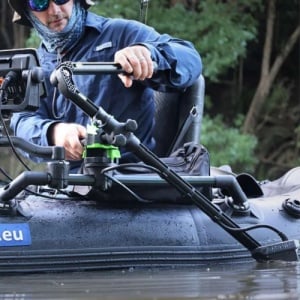 Suport Sondă Sonar Railblaza HEXX Live Pole 30 – Sistem articulat profesional pentru sonde de scanare live, dotat cu indicator de direcție și rotație completă la 360°.