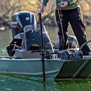 Suport Sondă Sonar Railblaza HEXX Live Pole 60 – Sistem profesional extins (1.55m) pentru scanare live, dotat cu mâner ergonomic și rotație 360°, ideal pentru bărci cu motor.