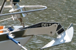 Gamă completă de ancore maritime Lewmar Delta fabricate din oțel galvanizat la cald de înaltă rezistență, cu profile geometrice auto-îndreptare și vârf balastat, disponibile în variante de greutate de la 4kg până la 63kg.