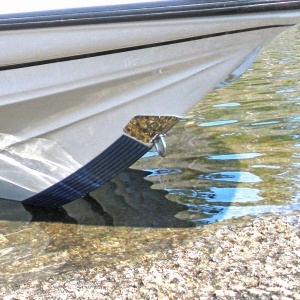Bandă de protecție pentru chilă KeelShield Neagră de la Gator Guards, din polimer uretanic cu adeziv 3M, ideală pentru protecția bărcii împotriva pietrelor și betonului
