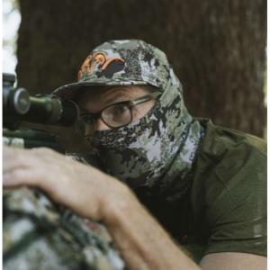 Bandană multifuncțională Blaser Multi-Tube HunTec Camo fără cusături cu logo Blaser pentru vânătoare montană.
