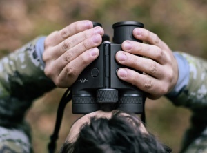 Binoclu Blaser Rangefinder 10x42 – telemetru laser până la 2.950 m, senzori integrați, optică premium și aplicație balistică pentru vânătoare la distanță