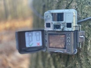 Camera monitorizare Spromise S68 24MP cu video 2K și LED-uri IR invizibile 940nm pentru supraveghere discretă zi și noapte.