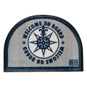 Covor de intrare dreptunghiular 75x50cm Welcome On Board de la Marine Business, disponibil în culorile Bej și Albastru, fabricat din poliamidă rezistentă UV cu bază din cauciuc antiderapant, ideal pentru ambarcațiuni.