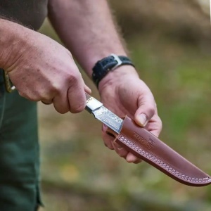 Cuțit vânătoare Parforce Damasc Rotmilan cu lamă stratificată și mâner ergonomic din lemn Swartzia – detaliu gardă protecție.