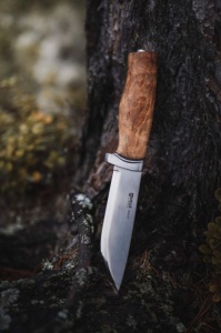 Cutit Helle GT 14C28N cu lama inox de 123mm si maner din mesteacan buclat, livrat cu teaca din piele naturala neagra.