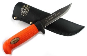 Cutit Marttiini Big Game Martef cu lama de 130mm si maner cauciucat, livrat cu teaca din piele, ideal pentru vanatoare si procesarea vanatului mare.