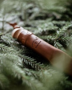 Cutit Marttiini Lumberjack Antler cu lama din otel carbon de 100mm si maner din lemn cu insert din corn de ren, livrat cu teaca din piele naturala.