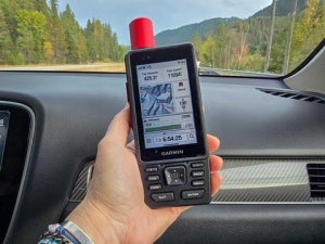 Garmin GPSMAP H1i Plus – dispozitiv GPS premium cu ecran tactil 3,5", tehnologie satelitară inReach®, camere integrate, hărți TopoActive și navigație multi-GNSS. Construcție MIL-STD-810, autonomie extinsă și funcții avansate pentru expediții, vânătoare și
