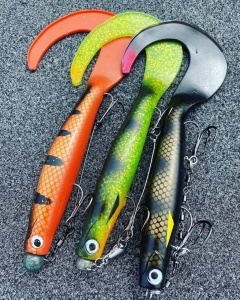 Grub Lucky John Kubira Fire Tail 23cm – nalucă mare cu coadă vibratilă și corp suplu, ideală pentru știucă și șalău, fabricată din material rezistent