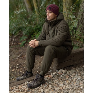 Jachetă pescuit bărbați Korda Hooded Insulated Dark Olive călduroasă cu extensie dorsală și glugă tehnică.